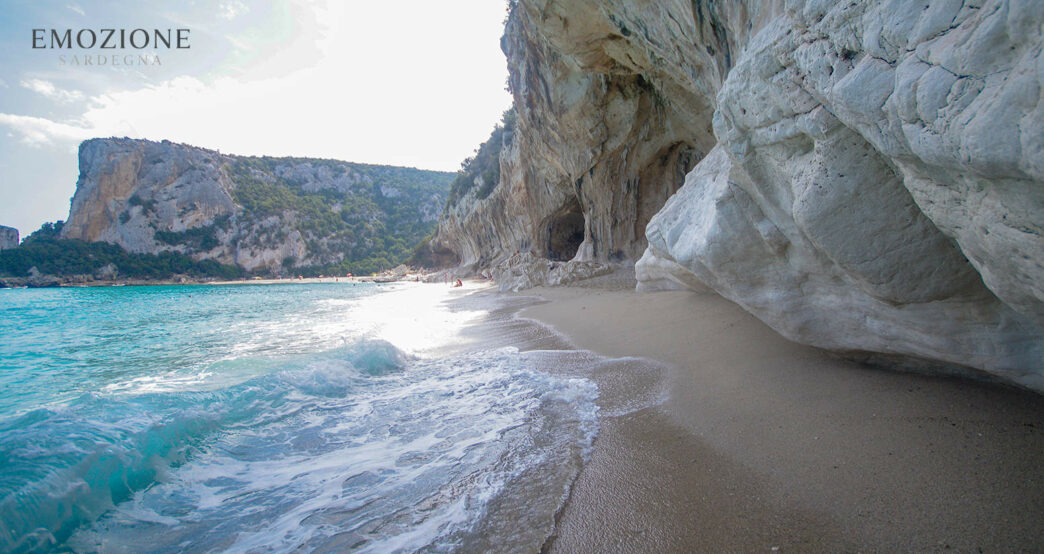 Emozione Sardegna, vista laterale dei grottoni di Cala Luna