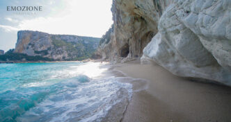 Emozione Sardegna, vista laterale dei grottoni di Cala Luna