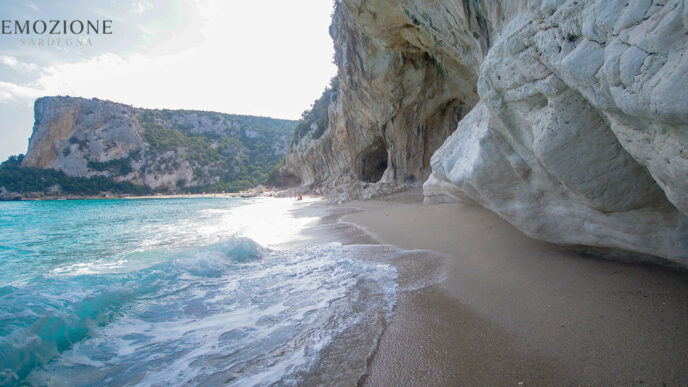 Emozione Sardegna, vista laterale dei grottoni di Cala Luna