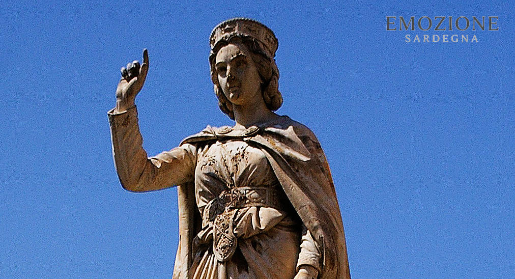 Emozione Sardegna, Eleonora d'Arborea nel monumento a lei dedicato ad Oristano
