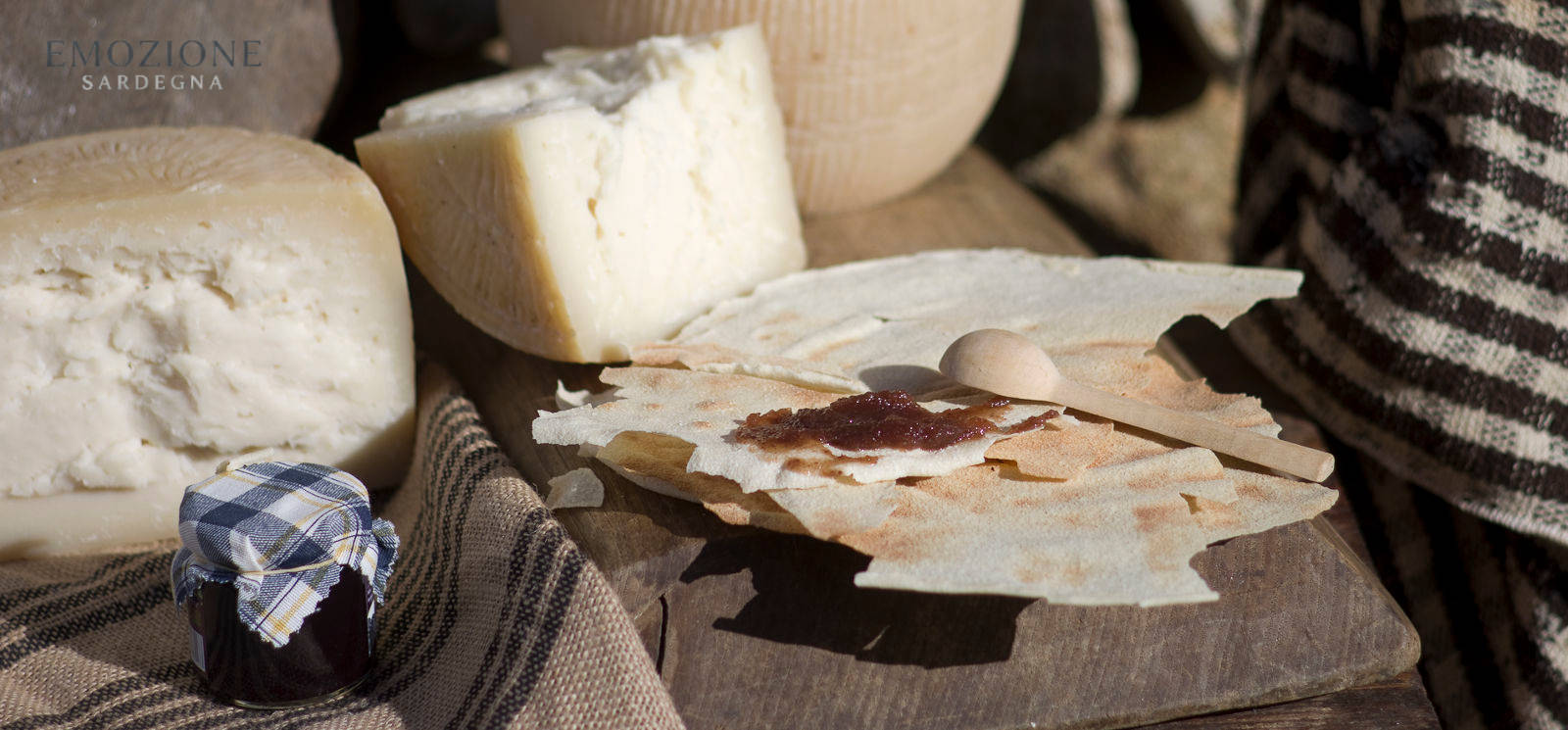 Emozione Sardegna, Pecorino sardo con carasau e confetture. Dieta mediterranea e cucina sarda