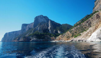 Emozione Sardegna, l'Aguglia di Golritzè con la sua cala viste dal mare. Baunei, Golfo di Orosei