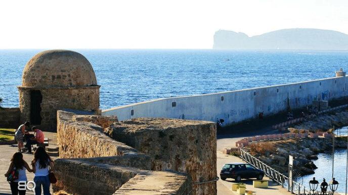 Alghero e i suoi bastioni, sullo sfondo Capo Caccia e la riviera del Corallo, Magazine Emozione Sardegna