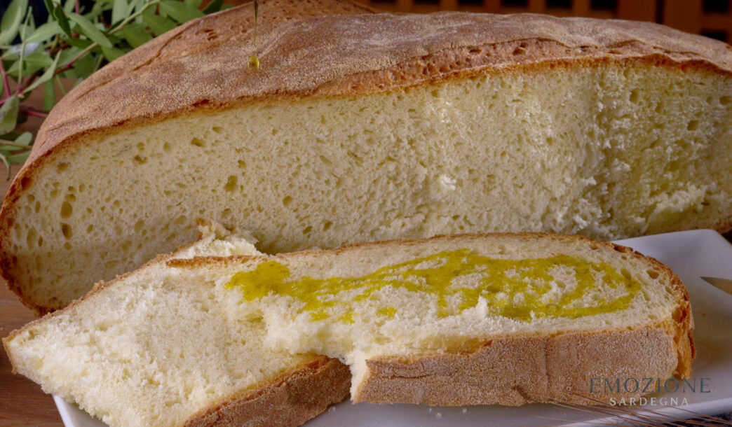 Emozione Sardegna, olio extra vergine d'oliva su pane di Sardegna