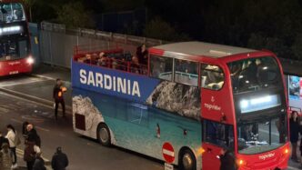 La Sardegna sui bus londinesi WhatsApp 2025-11-04 ore 18.57.37