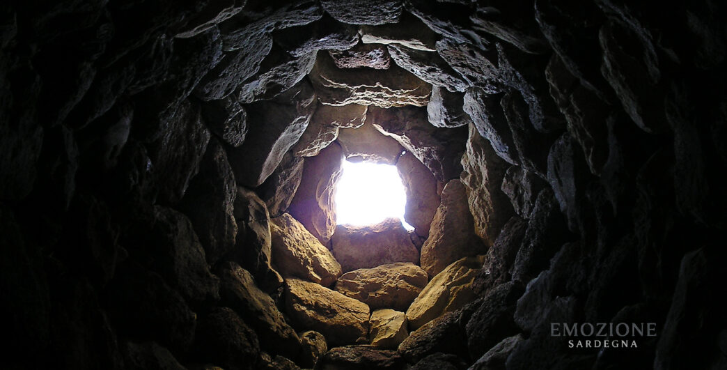 Emozione Sardegna, vista di una torre di un Nuraghe dall'interno