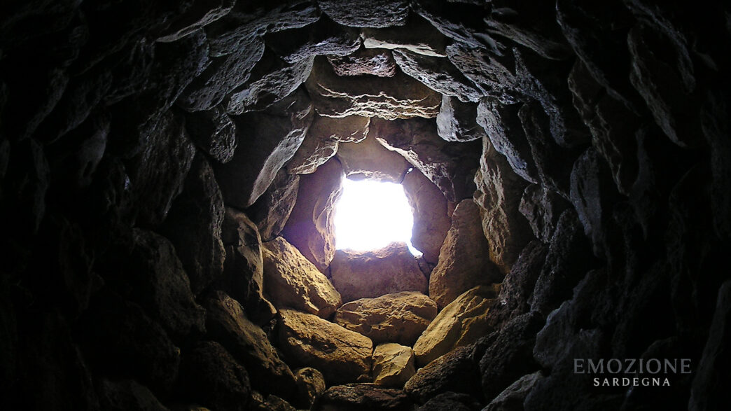 Emozione Sardegna, vista di una torre di un Nuraghe dall'interno