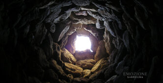 Emozione Sardegna, vista di una torre di un Nuraghe dall'interno