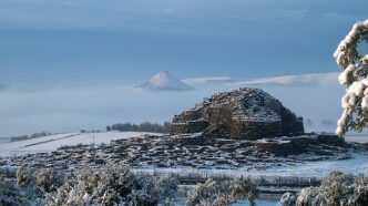 Affascinante panorama con Su Nuraxi sotto la neve e sullo sfondo il castello di Las Plassas