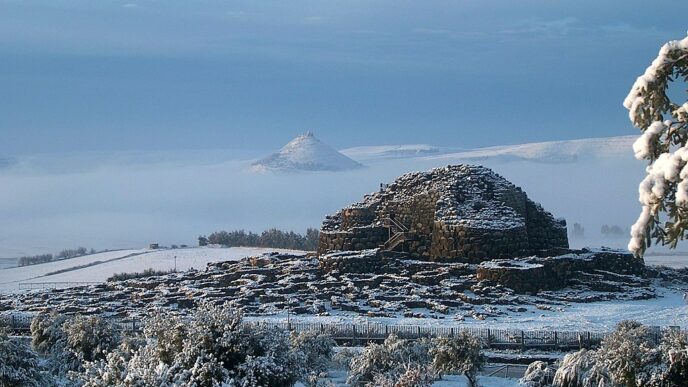 Affascinante panorama con Su Nuraxi sotto la neve e sullo sfondo il castello di Las Plassas