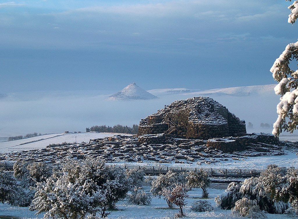 Affascinante panorama con Su Nuraxi sotto la neve e sullo sfondo il castello di Las Plassas