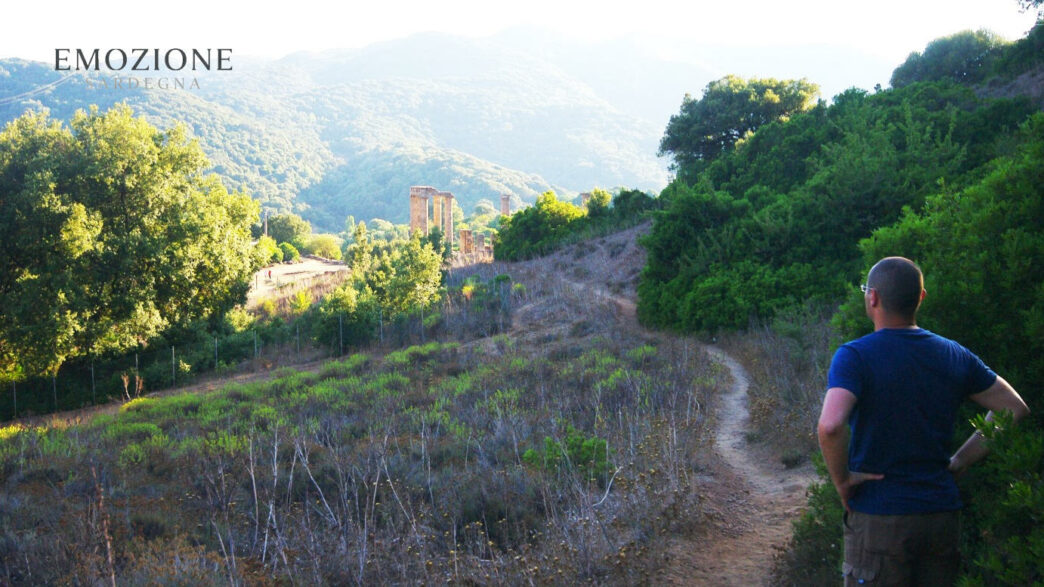 Turismo lento, il tempio di Antas visto dal sentiero che porta alle cave romane - Emozione Sardegna