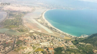 Vista aerea della spiaggia del Poetto e del Golfo degli Angeli - Emozione Sardegna