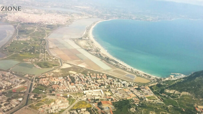 Vista aerea della spiaggia del Poetto e del Golfo degli Angeli - Emozione Sardegna